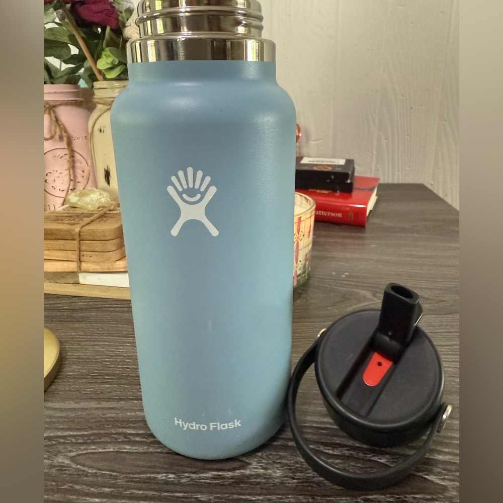 Hydro Flask Sky Blue Bottle with Black Lid - Picture 6 of 9